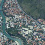 Mostar Het stadshart van Mostar (Bosnië-Herzegovina) met beroemde boogbrug)